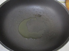 Đun nóng 1 muỗng canh dầu ăn, cho trứng và tôm vào chiên cho trứng chín, dùng muỗng tách nhỏ trứng chiên ra rồi vớt ra để riêng.
