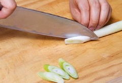 Hành tây bóc bỏ vỏ, rửa sạch rồi bổ làm 8. Ớt đỏ khô cắt dài khoảng 2 cm và rũ bỏ hết phần hạt ớt. Hành lá cắt khúc cỡ khoảng 1 cm.