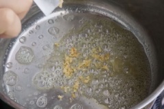 Tiếp tục chiên cút. Dùng 1 cái nồi to khác, cho 50gr bơ lạt và 1 muỗng canh tỏi băm vào, đảo đều đến khi tỏi thơm thì cho cút đã chiên vào, lắc thật đều cho cút được áo 1 lớp bơ tỏi thơm lừng.