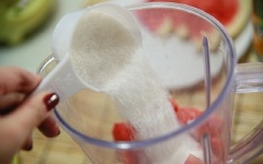 Thêm 1 muỗng canh nước cốt chanh và 1 muỗng canh đường.