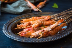 Lấy tôm trình bày ra đĩa, rắc thêm ngò rí cắt nhỏ là có thể dùng.