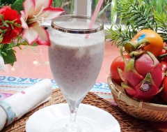Cho thanh long, sữa đặc vào mát xay sinh tố xay nhuyễn rồi cho đá viên vừa ăn vào xay tiếp cho đá nhuyễn là được. Rót ra ly và thưởng thức ngay.