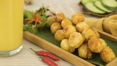 Khi ăn, lấy trứng cút chiên nhúng vào phần sốt hoàng kim và thưởng thức, có thể ăn kèm với rau răm và dưa leo để làm tăng thêm hương vị của món ăn.