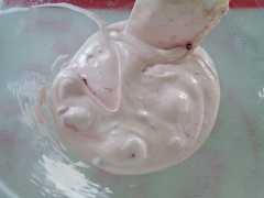 Đánh tan 150g kem phô mai với 50g đường rồi cho 100g kem whipping vào đánh bông mịn. Cuối cùng, cho chén việt quất đông đá xay nhuyễn vào khuấy đều. Múc kem cho vào khuôn tròn hay màng bọc thực phẩm bọc tròn lại, để vào ngăn đá tủ lạnh 1-2 tiếng cho kem hơi đông.