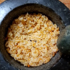 Tôm khô mua về đem ngâm nước cho mềm rồi rửa sạch đất cát. Sau đó cho tôm khô vào cối giã cho tơi ra (hoặc dùng cán dao giã cho dập nhé). Bạn nào mua được tôm sạch thì giã luôn khỏi lọc đất cát nhé. Hành tím thái lát. Ớt quả cắt nhỏ ra.