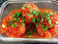 Nếu muốn dùng với cơm trắng thì bạn có thể làm thêm phần nước sốt cà bằng cách nấu nước sốt cà với: cà chua tươi, tương ớt, tương cà, nước lọc và nêm nếm ít đường, bột nêm cho vừa ăn.