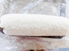 Trải rong biển ra, dàn cơm 2/3, sau đó cho thanh cua, trứng chiên, thịt gà, cà rốt vào chính giữa, cuộn tròn cuốn cơm lại thât chặt tay, để qua 1 bên. Lớp cơm trải hồi nãy lấy ra, đặt cuốn cơm lên rồi cuộn chặt tay lại. Lăn cuộn cơm qua một lớp bột chiên xù. Bắt chảo làm nóng dầu ăn, cho kimbap vào chiên vàng giòn tất cả các mặt thì lấy ra, để ráo dầu.