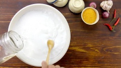 Cách làm bột bánh bèo: Cho vào tô 300gr bột gạo, thêm 15gr bột năng và 1/2 muỗng cà phê muối vào, trộn đều. Thêm 300ml nước lạnh vào, khuấy cho tan bột. Tiếp theo cho 300ml nước sôi vào tô, tiếp tục khuấy đều cho tất cả hòa quyện. Để bột nghỉ 30 phút. Sau đó cho vào 1 muỗng cà phê dầu ăn, khuấy đều.