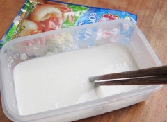 Hòa bột chiên giòn với nước theo hướng dẫn trên bao bì thành hỗn hợp sền sệt. Gắp từng con bề bề nhúng vào âu bột đã pha sẵn. Nhúng cho bột bao đều vào con bề bề nhé!