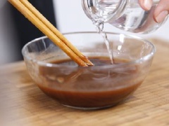 Cho nước sốt cà chua, sốt worcestershire, đường và xì dầu, nước vào trong bát khuấy đều tạo thành hỗn hợp. Thịt bò chiên vàng đều hai mặt. Cho ra đĩa để ráo dầu.
