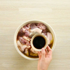 Cho vào tô ngan cùng 1 muỗng canh ngũ vị hương, 1 muỗng canh dầu hào, 1 muỗng canh nước mắm, 1 muỗng canh nước, 1 muỗng canh rượu trắng, 1 muỗng canh dầu ô liu, 1 muỗng canh hạt nêm, 3 muỗng canh đường, 1 muỗng canh tiêu. Trộn đều, ướp trong 1 tiếng để thịt ngấm gia vị.