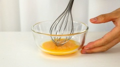 Tách 2 quả trứng gà để riêng lòng đỏ và lòng trắng vào hai tô khác nhau. Với phần lòng đỏ, cho 1/2 muỗng cà phê muối rồi dùng phới lồng đánh đều.