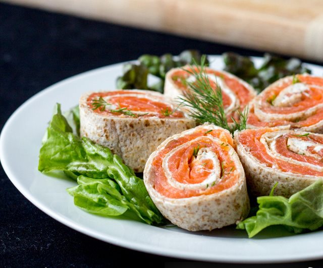 Bánh Cuộn Cá Hồi Xông Khói