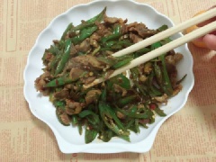 Mề gà xào ớt sừng là món ăn siêu cay chỉ được dùng trong những ngày thời tiết lạnh khắc nghiệt. Vị cay xè của ớt sừng giúp cơ thể sinh nhiệt và giảm được cái lạnh của những ngày mùa đông nhé!