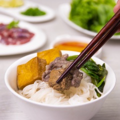 Cho nước lẩu qua nồi ăn lẩu. Khi ăn, bày thịt bắp bò, giò tai, đậu hũ chiên và các loại rau ăn kèm xung quanh nồi lẩu. Nước lẩu sôi nhúng thịt bò, giò tai, các loại rau. Bạn thấy không, cách nấu lẩu riêu cua đúng chuẩn vị rất đơn giản bạn chỉ tốn chút xíu thời gian ở khâu chuẩn bị nguyên liệu nhưng các bước chế biến thì lại cực kỳ dễ dàng. Bạn hãy nấu ngay món lẩu này cho cả gia đình cùng thưởng thức nhé!