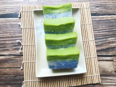 Để xôi nguội hoàn toàn sau đó để lạnh khoảng 2 tiếng để lớp kem đông hoàn toàn thì lấy ra khỏi khuôn, cắt thành từng miếng và thưởng thức.