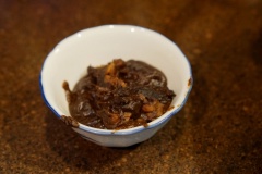 Hành tây ép lấy khoảng 1 muỗng canh nước hành tây, cho vào chén, thêm vào 2 muỗng canh tương miso, 3-4 muỗng canh nước nóng, trộn đều. Cho 2 quả trứng vào chén khác, đánh tan đều.