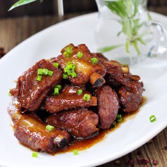 Sườn heo kho mặn béo với những miếng sườn kho có màu nâu sậm, thịt chín mềm thơm và vị mặn béo đặc trưng. Món sườn kho này rất thích hợp dùng cho những bữa cơm chiều ngày lạnh nhé!