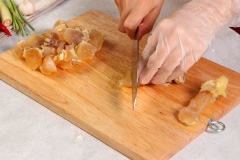 Đầu tiên, bắt nồi nước sôi cho vào nồi 10gr gừng lát, 10gr sả khúc, 2 muỗng canh giấm (để cho gân bò nhanh mềm), sau đó cho 500gr gân bò đã được sơ chế sạch vào nồi luộc 30 phút cho gân mềm, rồi với ra tô nước lạnh để giữ được độ giòn của gân, kế tiếp đem cắt thành miếng vừa ăn. Lưu ý: Có thể hầm bò bằng nồi áp suất để tiết kiệm thời gian.