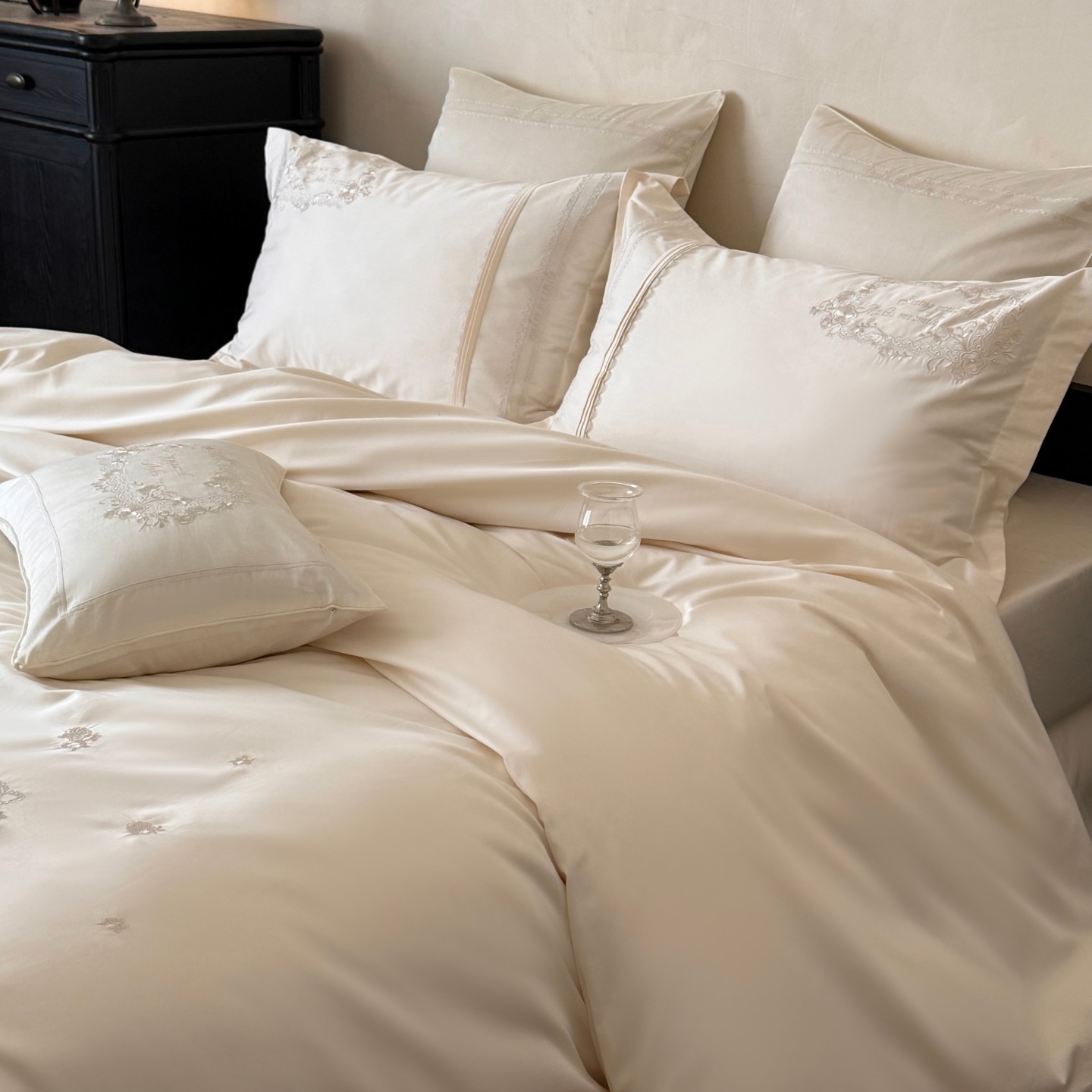Bedding set made from 100% long-staple cotton with lace