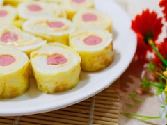 Trứng cuộn phô mai xúc xích là món ăn đơn giản mà ngon. Chỉ với 3 nguyên liệu chính, đơn giản bạn có thể hoàn tất bữa sáng trong tích tắc. Thích hợp với các chị em bận rộn.
