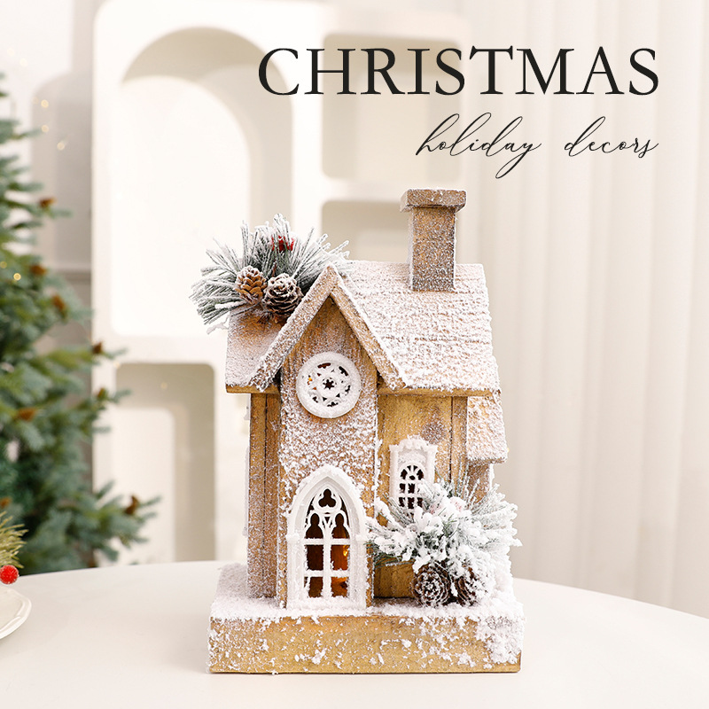 Beleuchtetes Weihnachts-Holzhaus mit Schneelandschaft