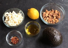 Khi cải xoăn đã xong, để riêng sang 1 bên. Cắt đôi bơ, bỏ hạt rồi thái bơ thành miếng nhỏ. Rang hạnh nhân cho thơm (bạn có thể dùng hạnh nhân rang sẵn) rồi cắt nhỏ. Lấy chanh lấy nước và bỏ hạt. Cho hạt diêm mạch, bơ, hạnh nhân, phô mai vào tô cải xoăn. Cho nước cốt chanh, ớt bột trộn đều với nhau rồi rưới vào. Trộn đều tô salad là hoàn thành.