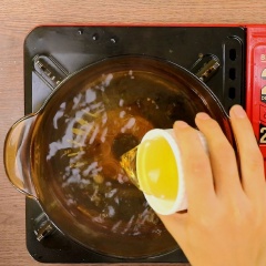 Tiếp theo, bắc nồi nước sôi, cho 1 muỗng canh dầu ăn vào, trút 200gr bánh phồng tôm đã ngâm nước lạnh 1 tiếng vào và luộc trong vào 5 phút cho mềm bánh rồi vớt ra.