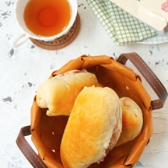 Những chiếc bánh mì ngọt nhân đậu đỏ mềm xốp, nhân đậu bùi bùi, ngọt dịu thật hấp dẫn. Món bánh mì ngọt nhân đậu đỏ có thể dùng ăn chơi hoặc lâu lâu giúp đổi vị cho bữa sáng cực ngon miệng nhé.