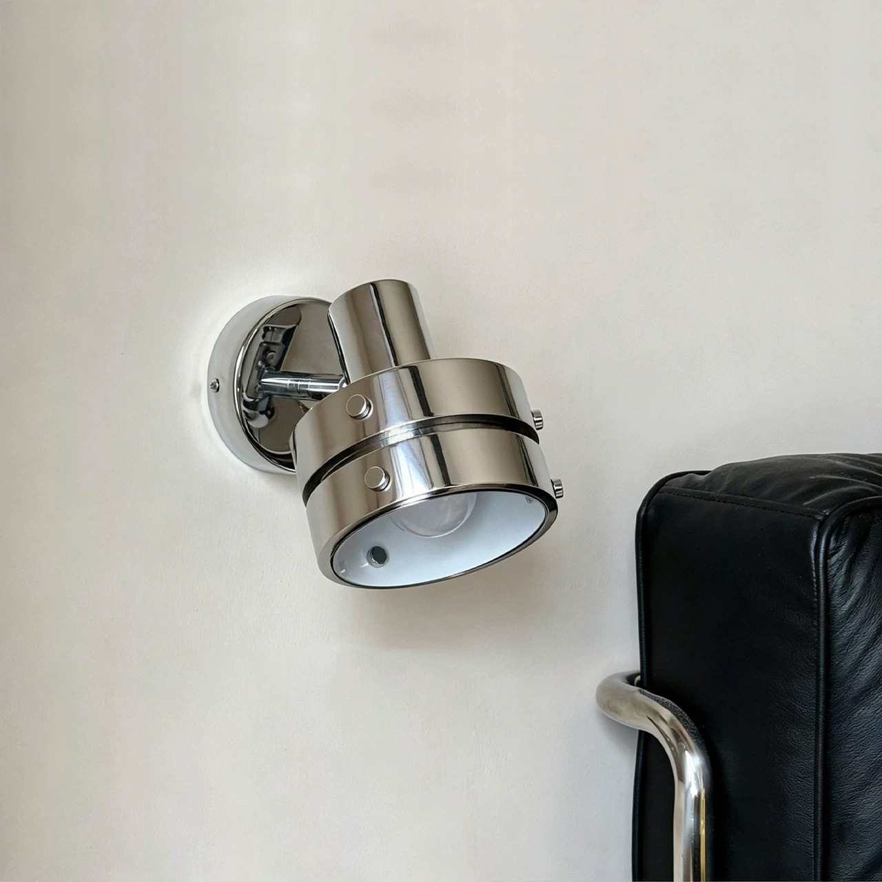 Adjustable wall lamp with swing arm