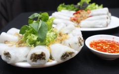 Trình bày bánh cuốn nóng nhân thịt băm, nấm mèo ra đĩa, chấm nước mắm mặn ngọt, cay nồng, ăn kèm xà lách, rau thơm tùy thích.