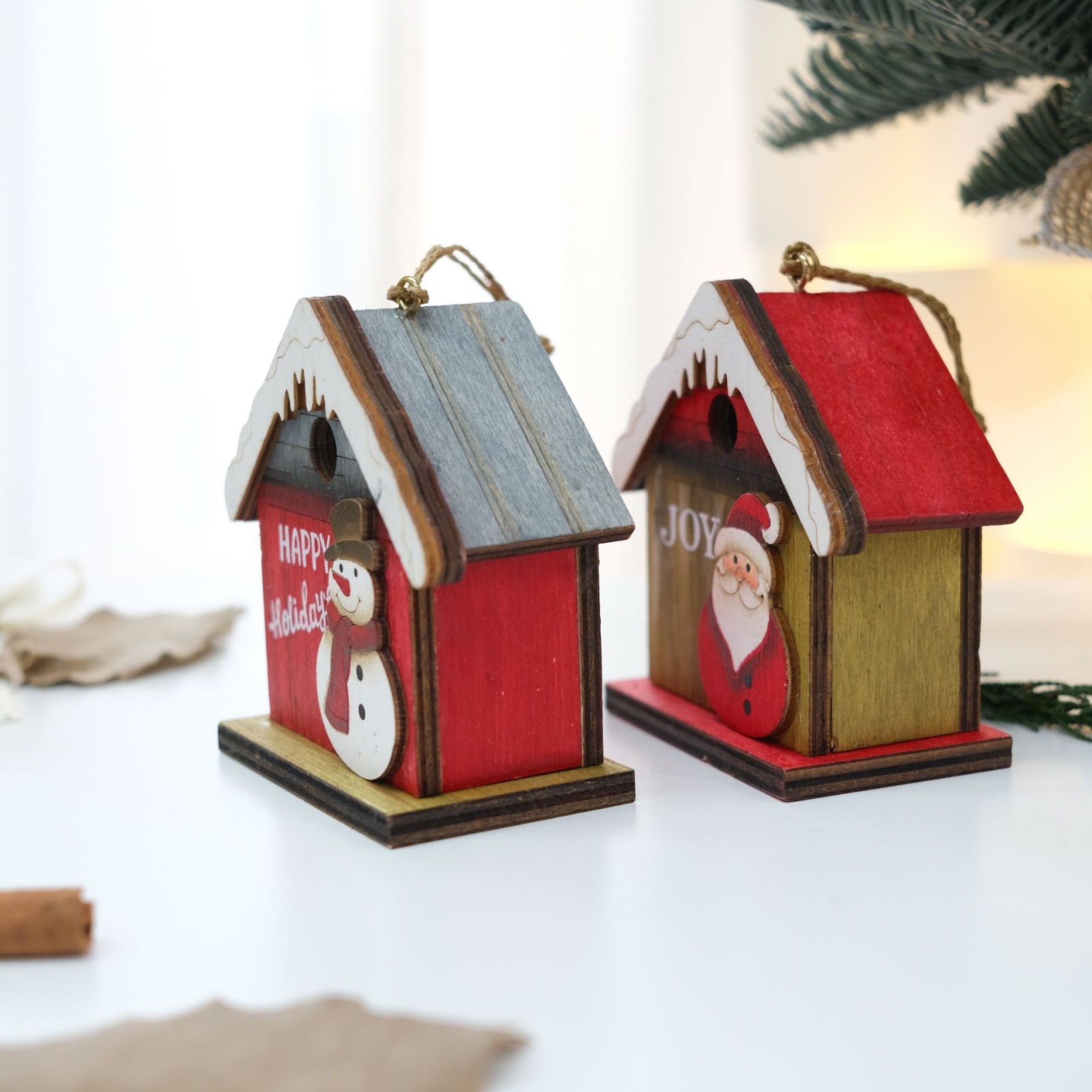 Dekorative Retro-Holzhütte mit Weihnachtsmotiv