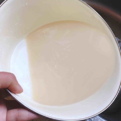 Giữ yên tô nước đậu trong 1 giờ để tinh bột lắn xuống đáy. Sau đó nhẹ nhàng đổ bỏ lớp nước trong phía trên, thu lấy tinh bột ở đáy.