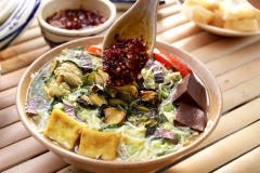 Phần nước dùng ngọt thanh, vị hơi chua của giấm bỗng và có mùi thơm nhẹ từ mắm tôm, ốc nhồi thì giòn sần sựt không quá dai, các topping khác thấm gia vị đậm đà, ai ăn một lần thì sẽ nhớ mãi.