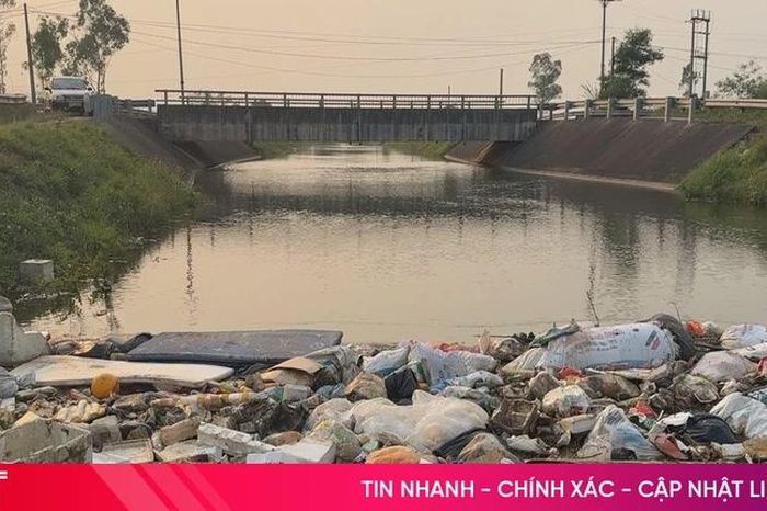 Kênh dẫn nước thành kênh... chứa rác! - Báo Hà Tĩnh