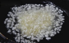 Cơm phơi nắng khoảng 1 nắng cho khô. Sau đó, đun sôi dầu ăn trong chảo, cho cơm vào, chiên vàng giòn, nhỏ lửa.