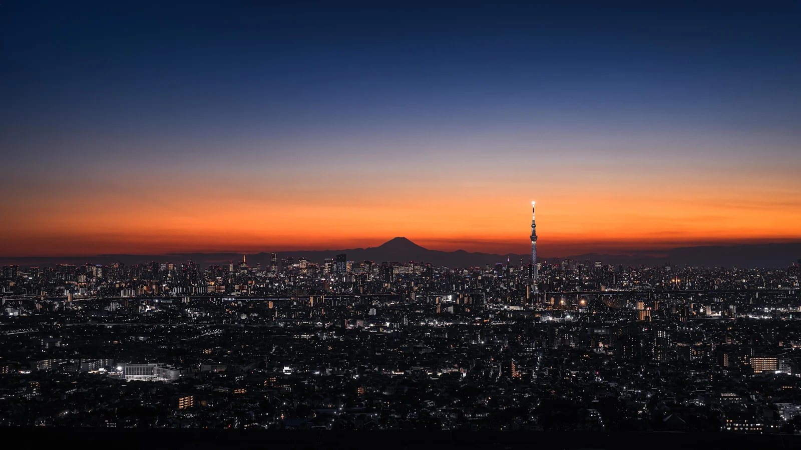 Fuji and Skytree Twilight View - Dramatic Cityscape 4K Wallpaper (3840x2160)