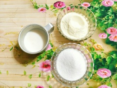 Cho sữa bột, đường, muối vào tô chịu nhiệt và trộn đều nguyên liệu, sau đó thêm sữa tươi và khuấy đều cho hỗn hợp hòa tan.