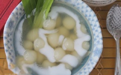 Tắt bếp, múc chè ra chén, chan đều nước cốt dừa lên trên và thưởng thức!