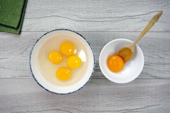 Bóc vỏ hành tím, băm nhuyễn. Đập 5 quả trứng vịt, cho vào tô lớn. Vớt lấy 1 lòng đỏ để riêng qua chén khác, lòng đỏ này dùng để quết lên mặt chả cơm tấm có màu vàng đẹp ở bước cuối cùng.