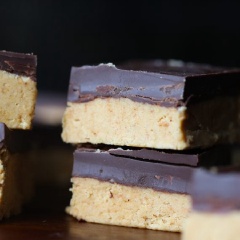 Bạn cho khuôn bánh vào ngăn mát tủ lạnh, khi chocolate đông đặc lại là có thể sử dụng được rồi. Khi ăn, bạn cắt bánh ra thành từng miếng nhỏ vừa ăn nhé!