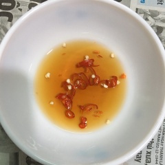 Trong lúc chờ nấu canh chua sôi, cắt phần rau nêm (gồm có ngò gai, rau ôm, lá quế) vào trong tô. Chuẩn bị thêm một chén nước mắm sống để dùng kèm. Cuối cùng cho giá vào. Cho cả phần rau nêm đã chuẩn bị vào.