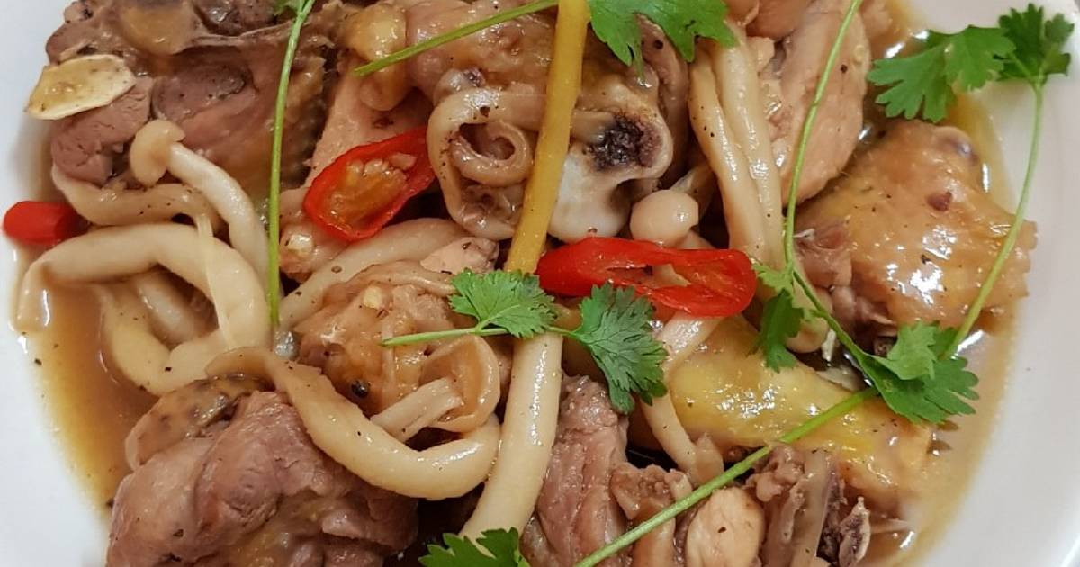Gà kho nấm hải sản