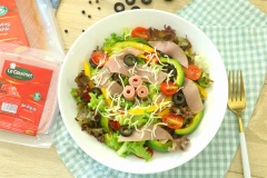 Salad dăm bông sẽ là sự kết hợp hoàn hảo giữa món ăn giàu đạm, protein với rau củ nhiều vitamin và chất khoáng. Chỉ ít phút chế biến nhanh gọn là bạn đã có món salad nhiều màu sắc, giàu dinh dưỡng. Salad dăm bông vừa có vị mằn mặn của dăm bông xông khói vừa có vị chua nhẹ và giòn giòn của rau quả sẽ là món ăn ngon, tốt cho sức khỏe gia đình bạn.
