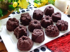 Kem chanh chocolate với nhân kem chanh phủ bên ngoài lớp mỏng chocolate đen hấp dẫn. Sử dụng khuôn silicon sẽ dễ lấy kem ra khi kem đông lại.