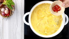 Tiếp đến cho 600ml nước cốt dừa vào, rồi cho 100gr khoai tây cắt nhỏ, 70gr hành tây vào. Để lửa liu riu cho thịt ếch thấm đều nước cốt dừa khoảng 20 phút nữa rồi tắt bếp, thêm 10gr ớt vào cho cà ri thêm cay ngon.