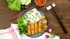Dọn chả giò thịt đặc biệt ra đĩa và thưởng thức ngay những cuốn chả giò vàng giòn ăn cùng với bánh hỏi, chấm kèm với nước mắm chua ngọt thì còn gì bằng. Chả giò thịt đặc biệt sử dụng các nguyên liệu truyền thống như khoai mốn, củ sắn, nấm mèo kết hợp với thịt heo sạch 3F Plus được nêm nếm vừa miệng giúp tạo nên hương vị đặc trưng vô cùng thơm ngon.
