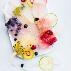 Kem Mojito trái cây với nhiều loại trai cây yêu thích, bạn có thể tạo ra nhiều que kem với đủ hương vị chua, ngọt hấp dẫn có thể nhâm nhi thích thú, giải nhiệt trong những ngày nóng.