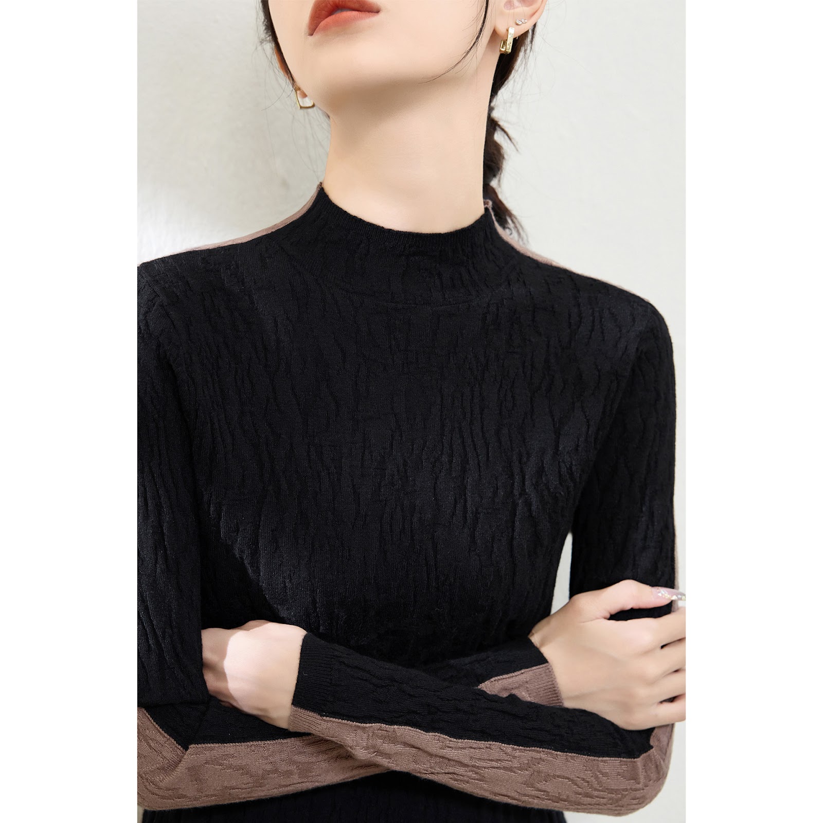 Women's knit pullover with structure, standing collar, reversible