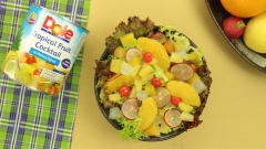 Salad trái cây nhiệt đới thơm ngon, bắt mắt và rất dễ ăn. Các nguyên liệu tưởng như không liên quan nhưng khi kết hợp với nhau thì mang lại một hương vị hấp dẫn khó thể chối từ. Còn chờ gì nữa mà chưa bắt tay vào làm nào!
